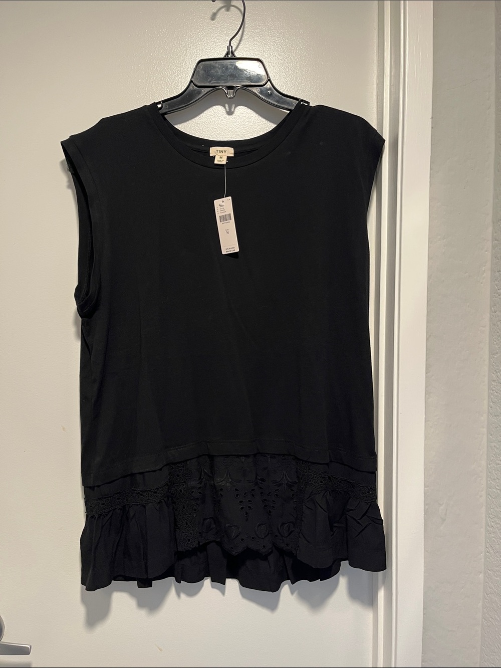 Caped sleeve tee shirt with lace on the bottom.
